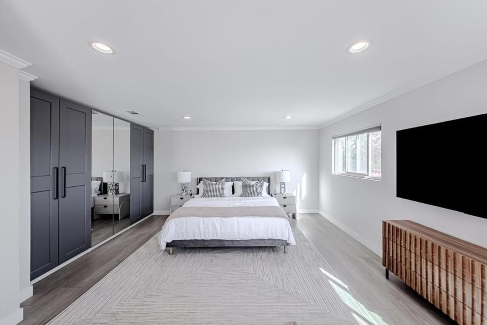 Modern 5 Bed with Guest House & Pool West Hollywood House in West Hollywood