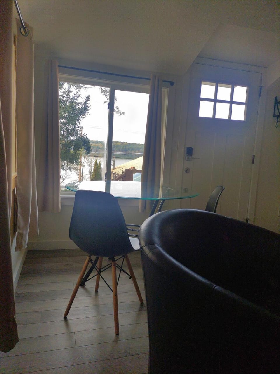 Lake & Mtn Views, Modern Comfort for 2! Apartment in Tilton