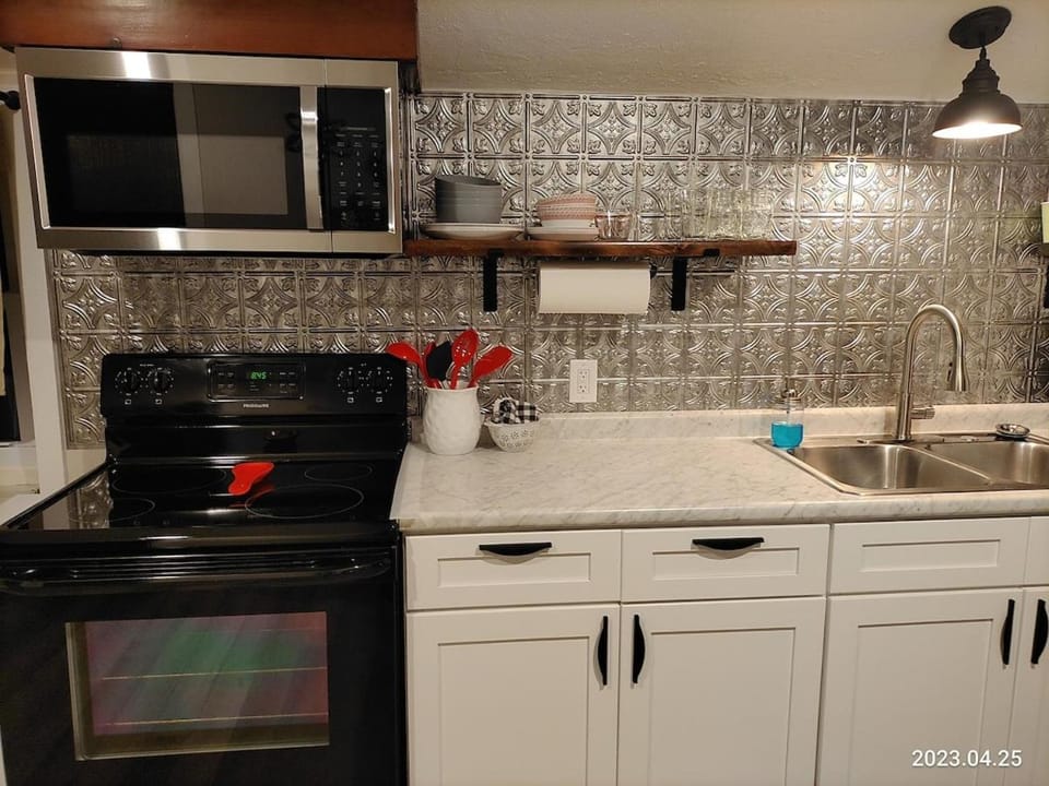 Lake & Mtn Views, Modern Comfort for 2! Apartment in Tilton