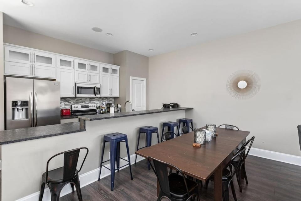 Urban Luxury in Fountain Square - Walk to Fun - Family Friendly House in Indianapolis