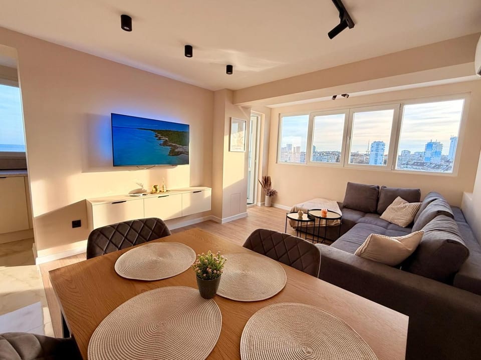 Communal lounge/ TV room, TV and multimedia, Living room, Seating area, Dining area, Evening entertainment