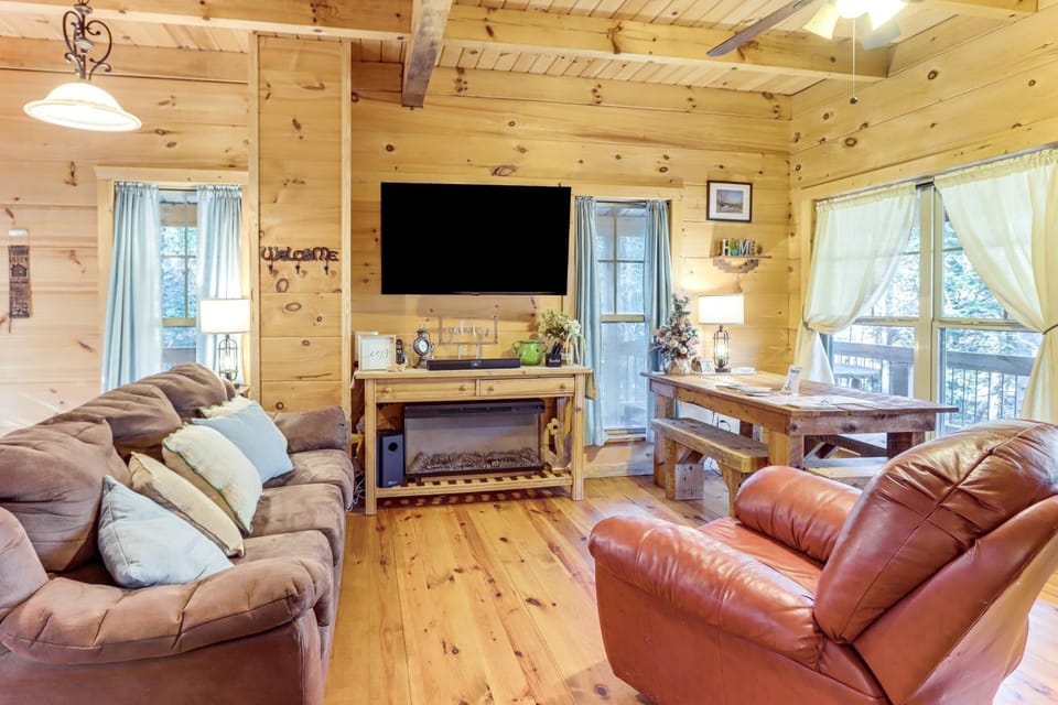 Newly Refreshed! Suches Cabin w/ Deck, Fire Pit Cabin in Union County