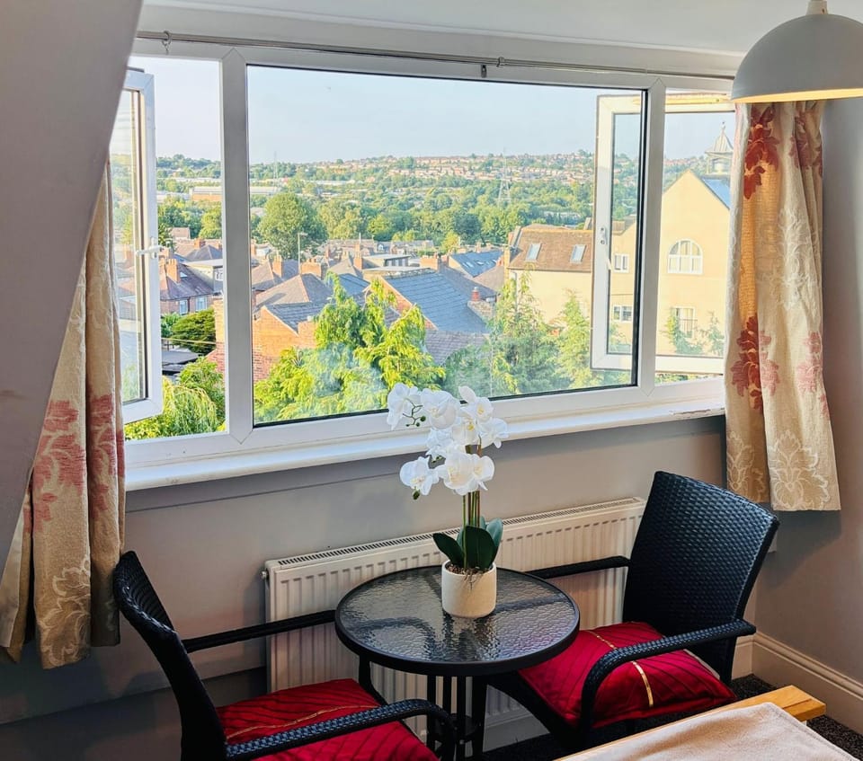 Ensuite Near Hillsborough Stadium Peak District Fast WiFi and Free Parking Vacation rental in Sheffield