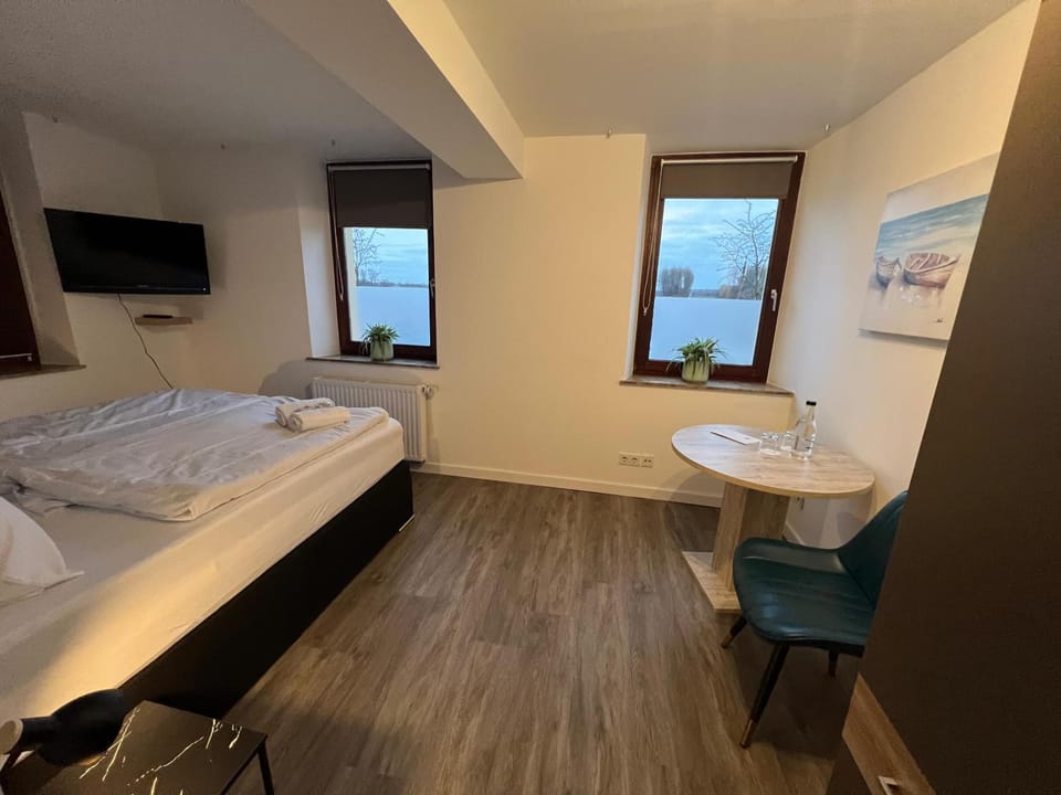 Bed, TV and multimedia, Photo of the whole room, Bedroom
