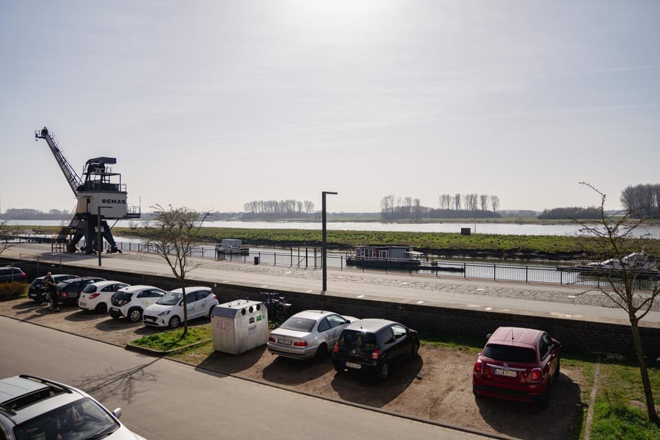 Property building, Day, Neighbourhood, Natural landscape, City view, Lake view, River view, Sea view, Location, Parking