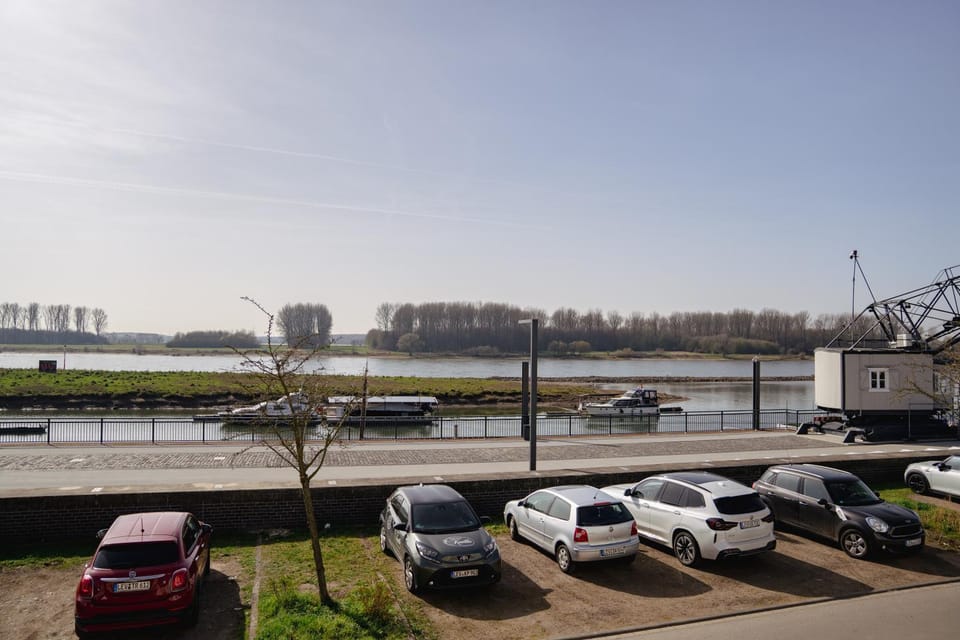 River view, Location, Parking