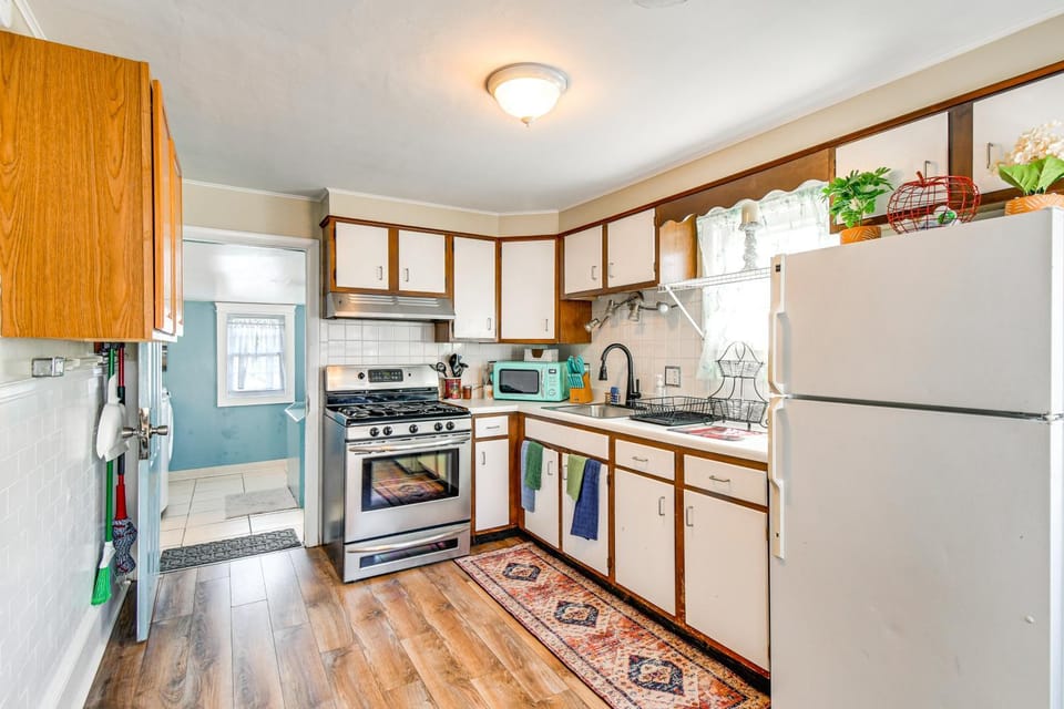 Walk to Lake Ontario & Parks! Lovely Apartment Apartment in Oswego