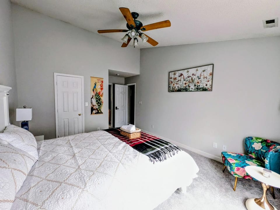 Bed, Photo of the whole room, Bedroom