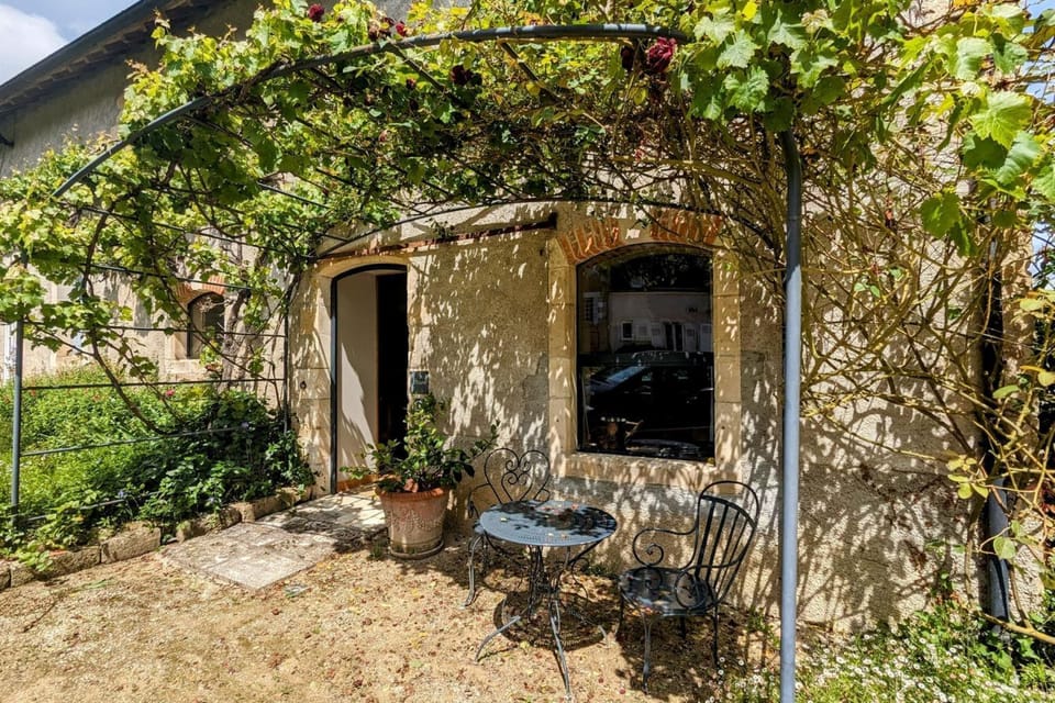 L'Ecurie Former stable with charm and light Apartment in Centre-Val de Loire