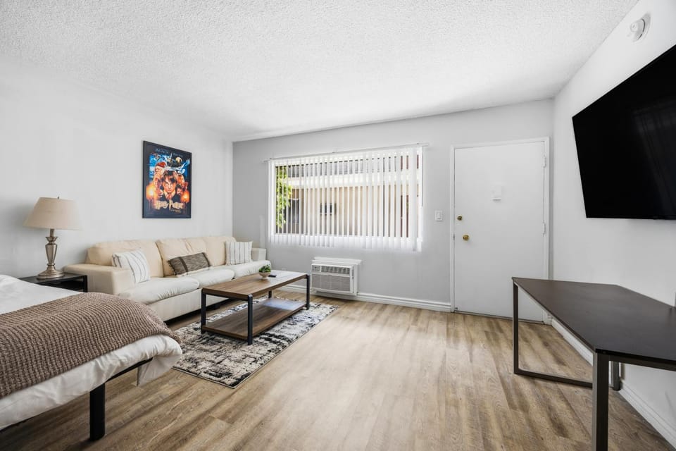 TV and multimedia, Living room, Seating area, Bedroom