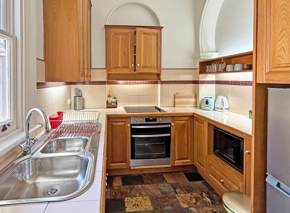 Kirribilli Gem - Retro Chic Spacious 2BR with Secure Garage Apartment in Sydney
