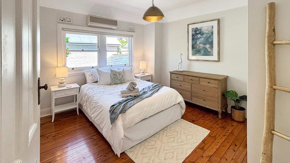 Kirribilli Gem - Retro Chic Spacious 2BR with Secure Garage Apartment in Sydney