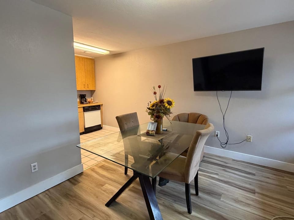 TV and multimedia, Kitchen or kitchenette, Dining area