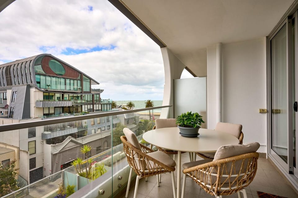 The Halo Port Melbourne Bay and City Views Apartment in Melbourne