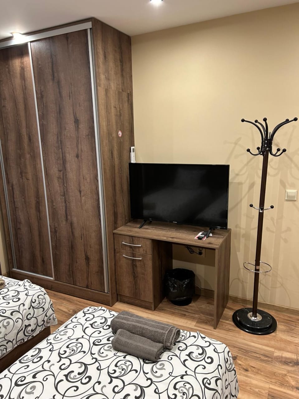 Bed, TV and multimedia, wardrobe