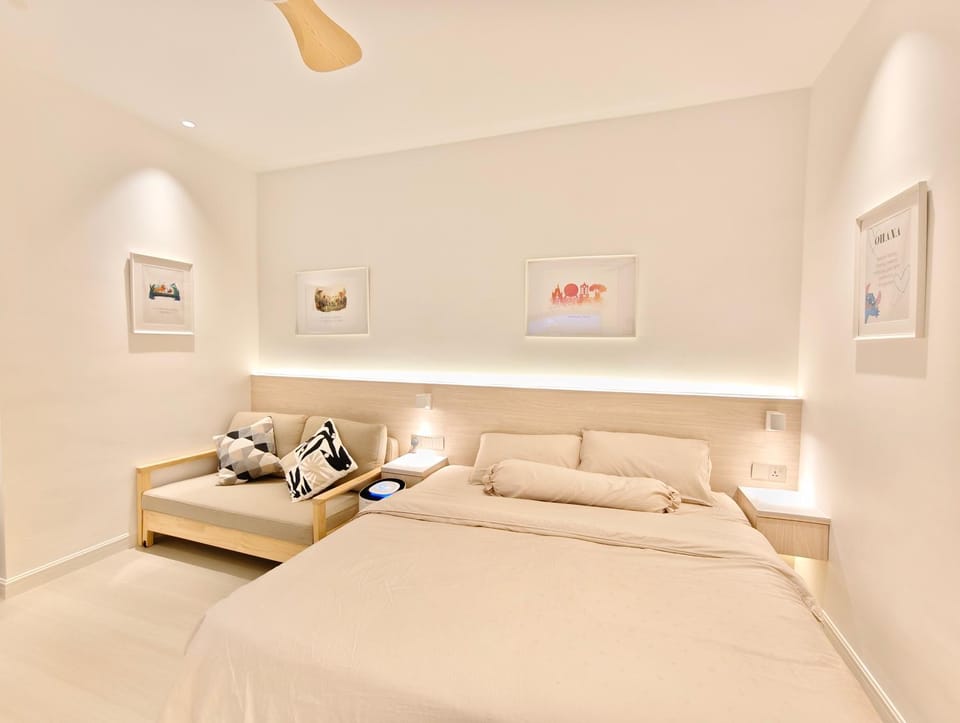 Bed, Photo of the whole room, Seating area, Bedroom