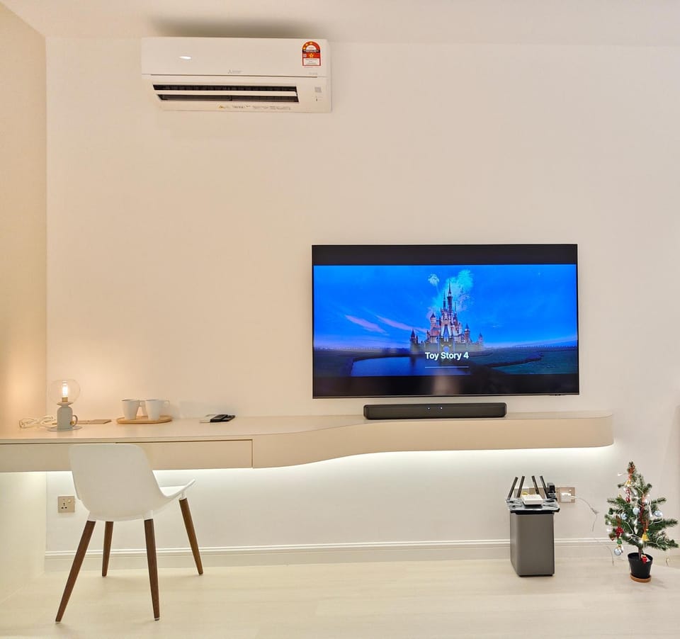 Communal lounge/ TV room, TV and multimedia, Living room, Seating area, Evening entertainment, air conditioner