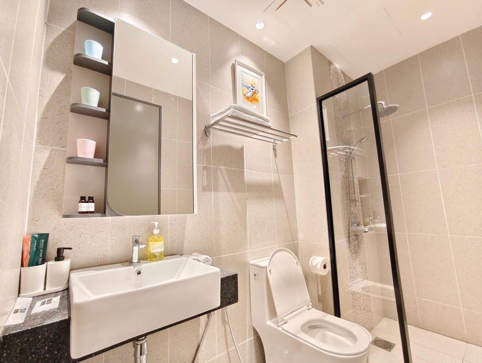 Shower, Toilet, Bathroom, bidet, towels