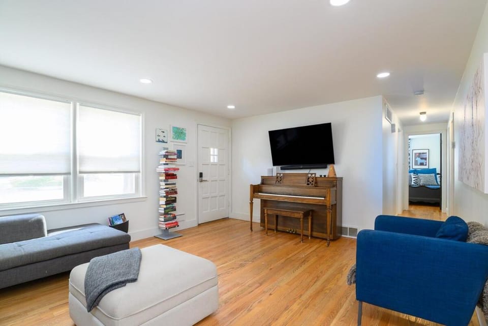 TV and multimedia, Living room, Seating area, Evening entertainment, Bedroom