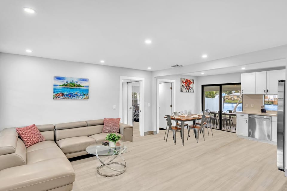 Waterfront Modern Hollywood Hard Rock airport Villa in Dania Beach
