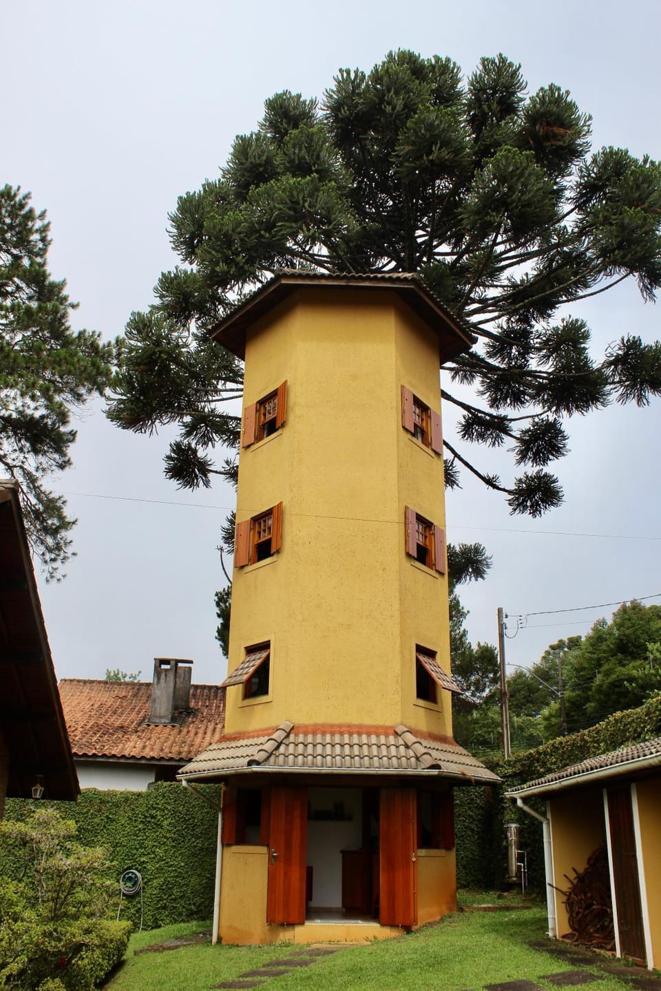 A Casa da Torre Amarela House in Monte Verde