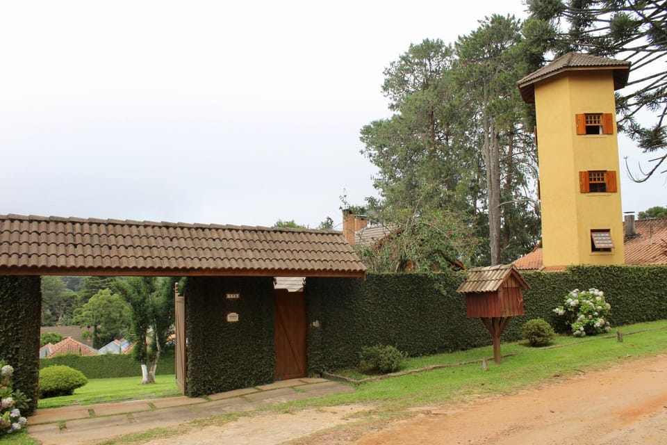 A Casa da Torre Amarela House in Monte Verde