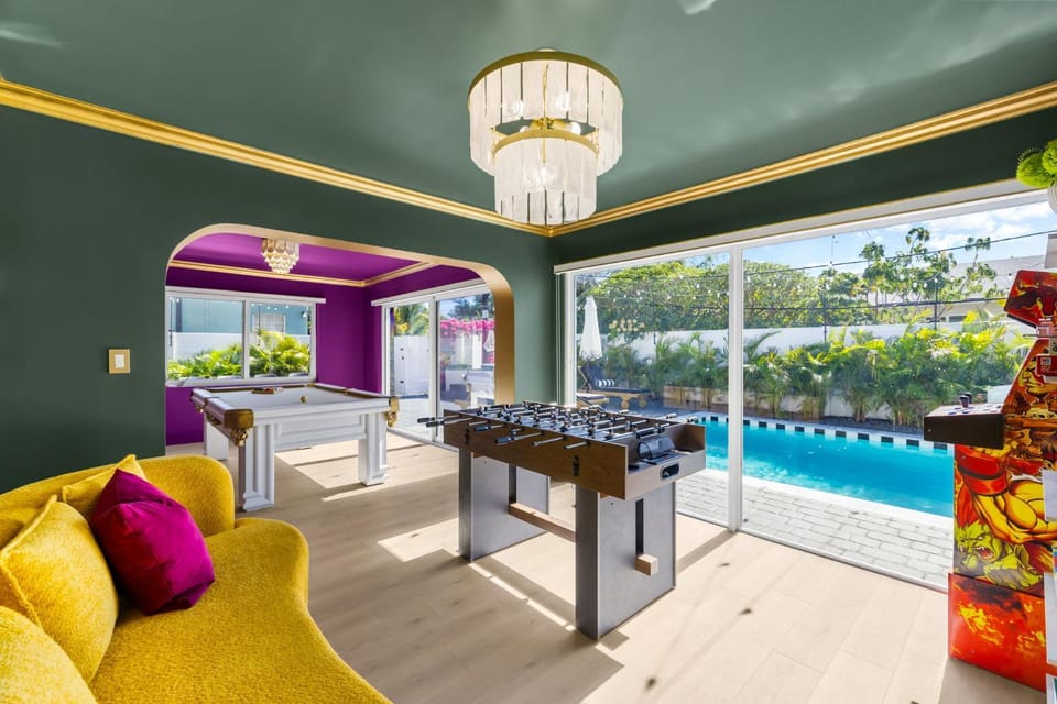 5 Min to Beach - Heated Pool Hot Tub 85 TV's BBQ Games House in Pompano Beach