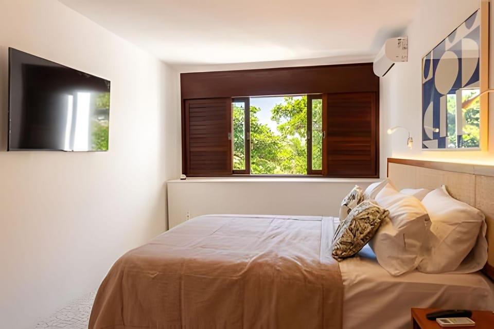 Bed, TV and multimedia, Bedroom