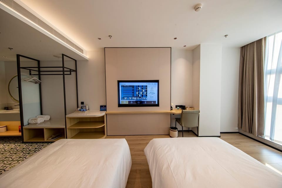 Property building, Bed, TV and multimedia, Bedroom