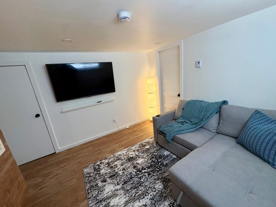 Communal lounge/ TV room, TV and multimedia, Living room, Seating area, Evening entertainment