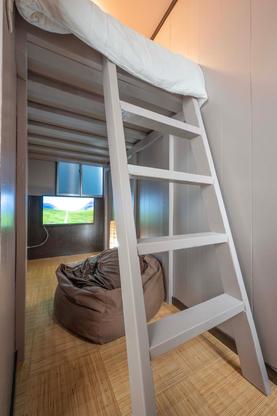 Bed, TV and multimedia, Bedroom