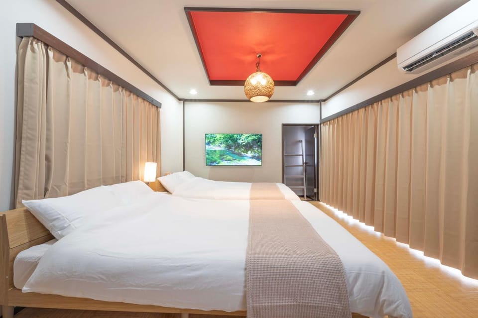 Bed, TV and multimedia, Bedroom