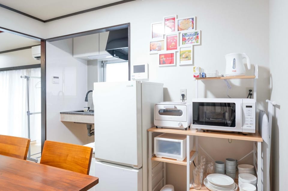 Kitchen or kitchenette, Dining area, microwave, toaster, kitchen