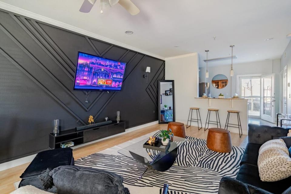 Fireside Double Kings Midtown Luxe Suite Apartment in Houston