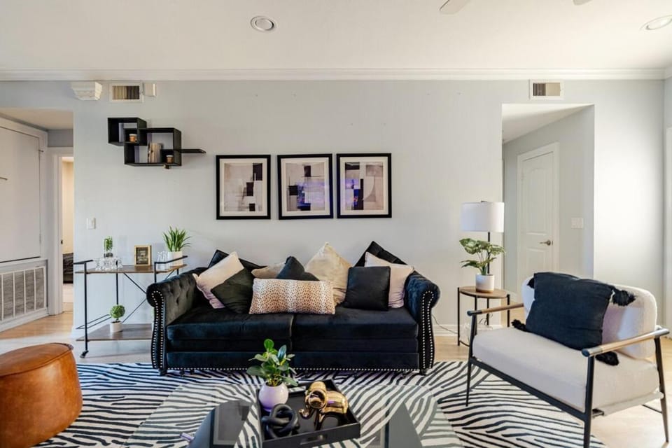 Fireside Double Kings Midtown Luxe Suite Apartment in Houston
