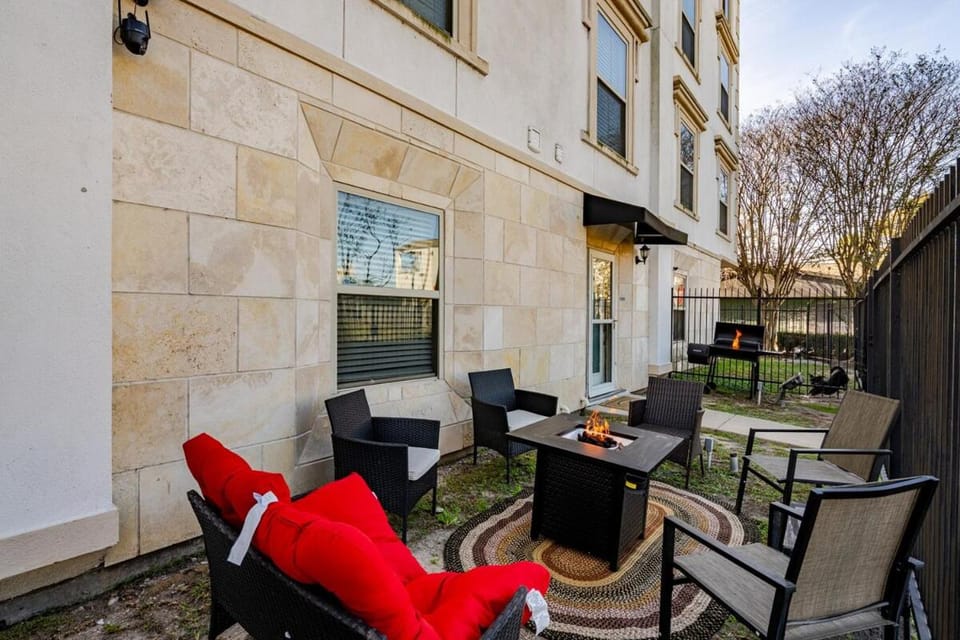 Fireside Double Kings Midtown Luxe Suite Apartment in Houston