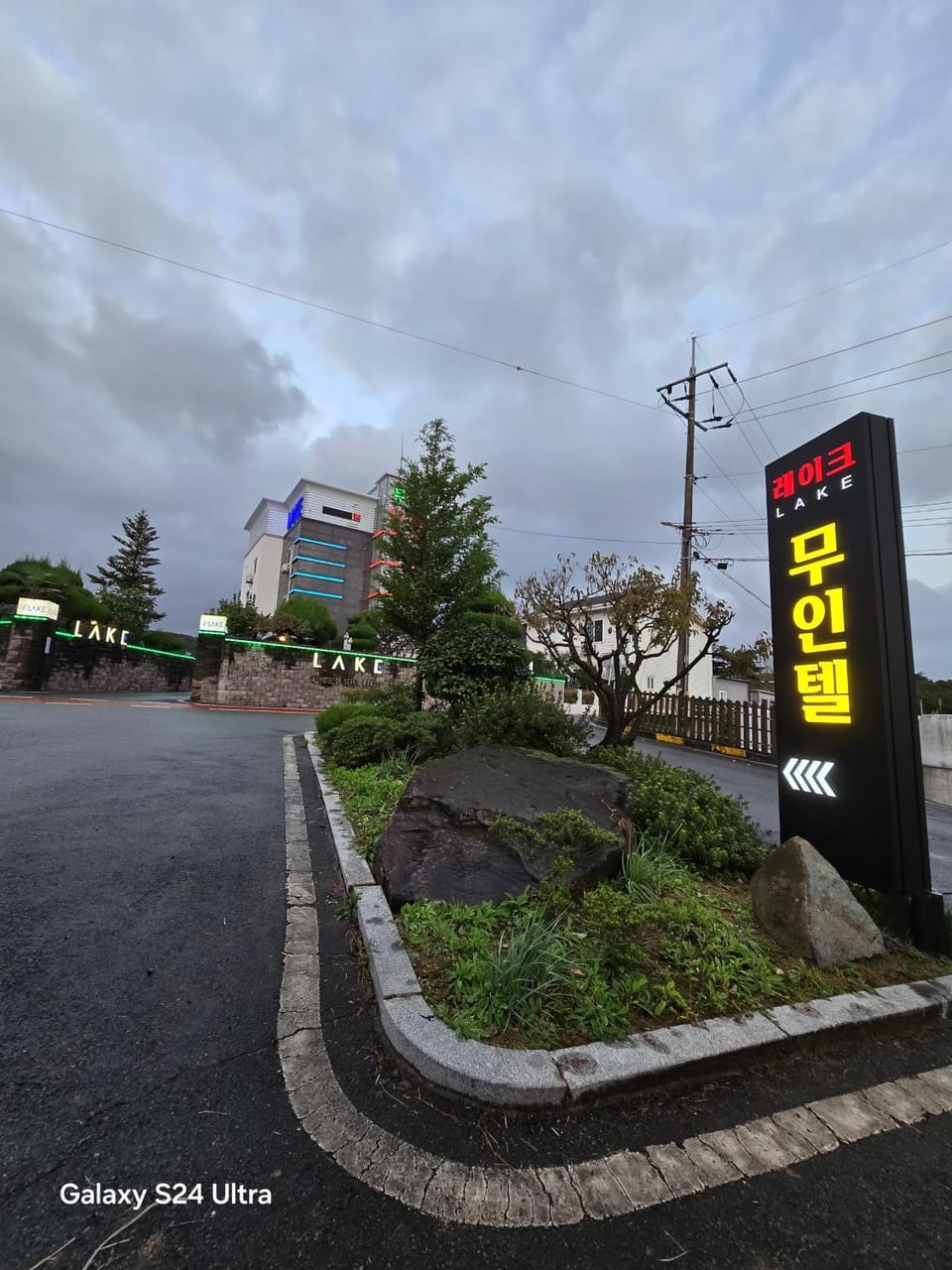 Property building, Day, Property logo or sign, Garden, Garden view, Street view, Parking