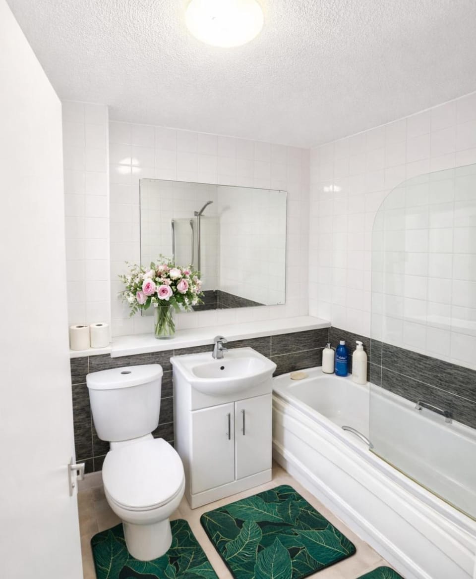 1BDR By Key Light Properties Short Lets & Serviced Accommodation Deptford Wharf With Multiple Parking & Near Surrey Quays and Canada Water Station Apartment in London Borough of Southwark