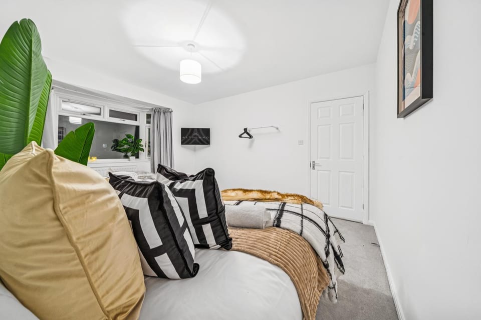 Elegant Redhill Drive Retreat Near Eastville Park 4 BR By AltoLuxo Short Lets & Serviced Accommodation Apartment in Bristol