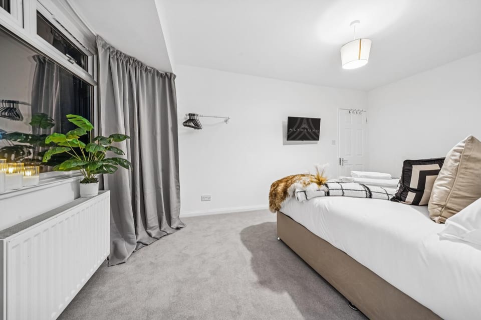 Elegant Redhill Drive Retreat Near Eastville Park 4 BR By AltoLuxo Short Lets & Serviced Accommodation Apartment in Bristol