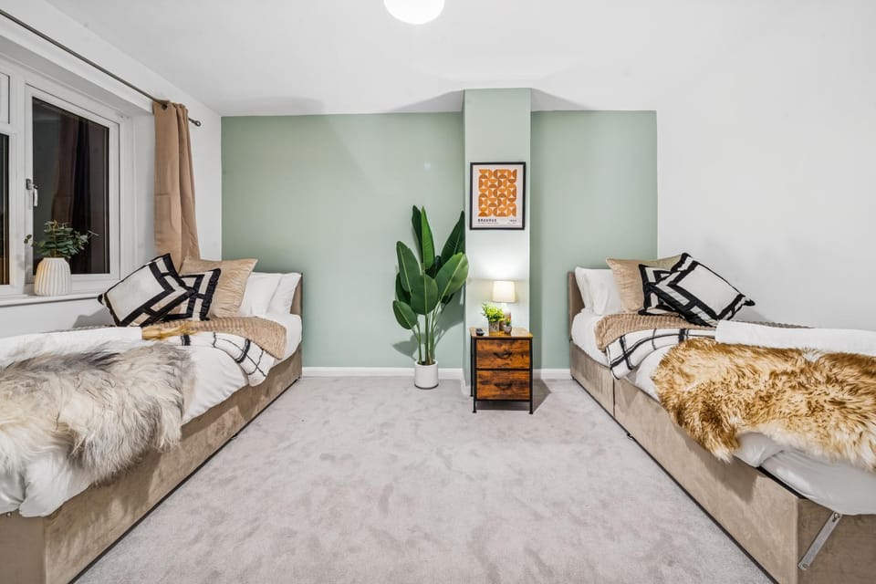 Elegant Redhill Drive Retreat Near Eastville Park 4 BR By AltoLuxo Short Lets & Serviced Accommodation Apartment in Bristol
