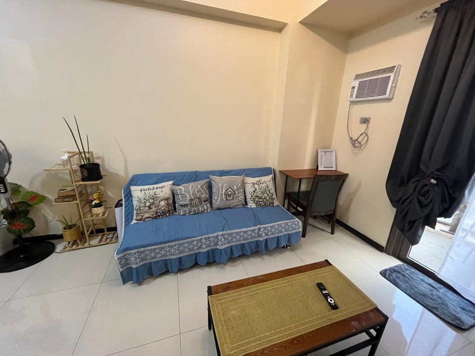 Living room, Photo of the whole room, Seating area, air conditioner