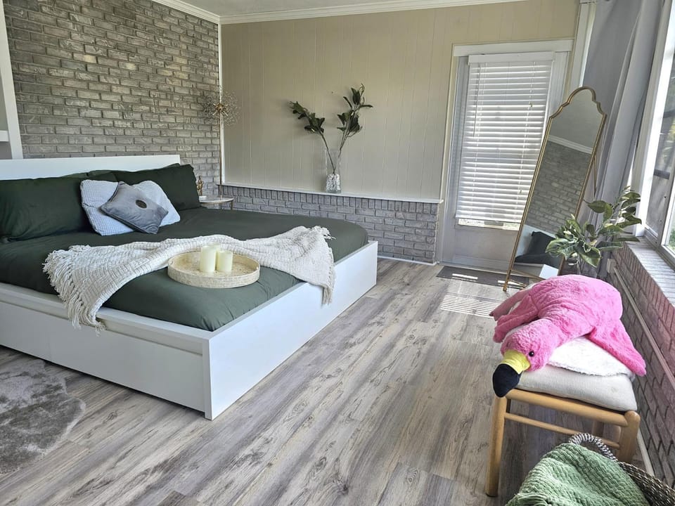 Bedroom, Lake view