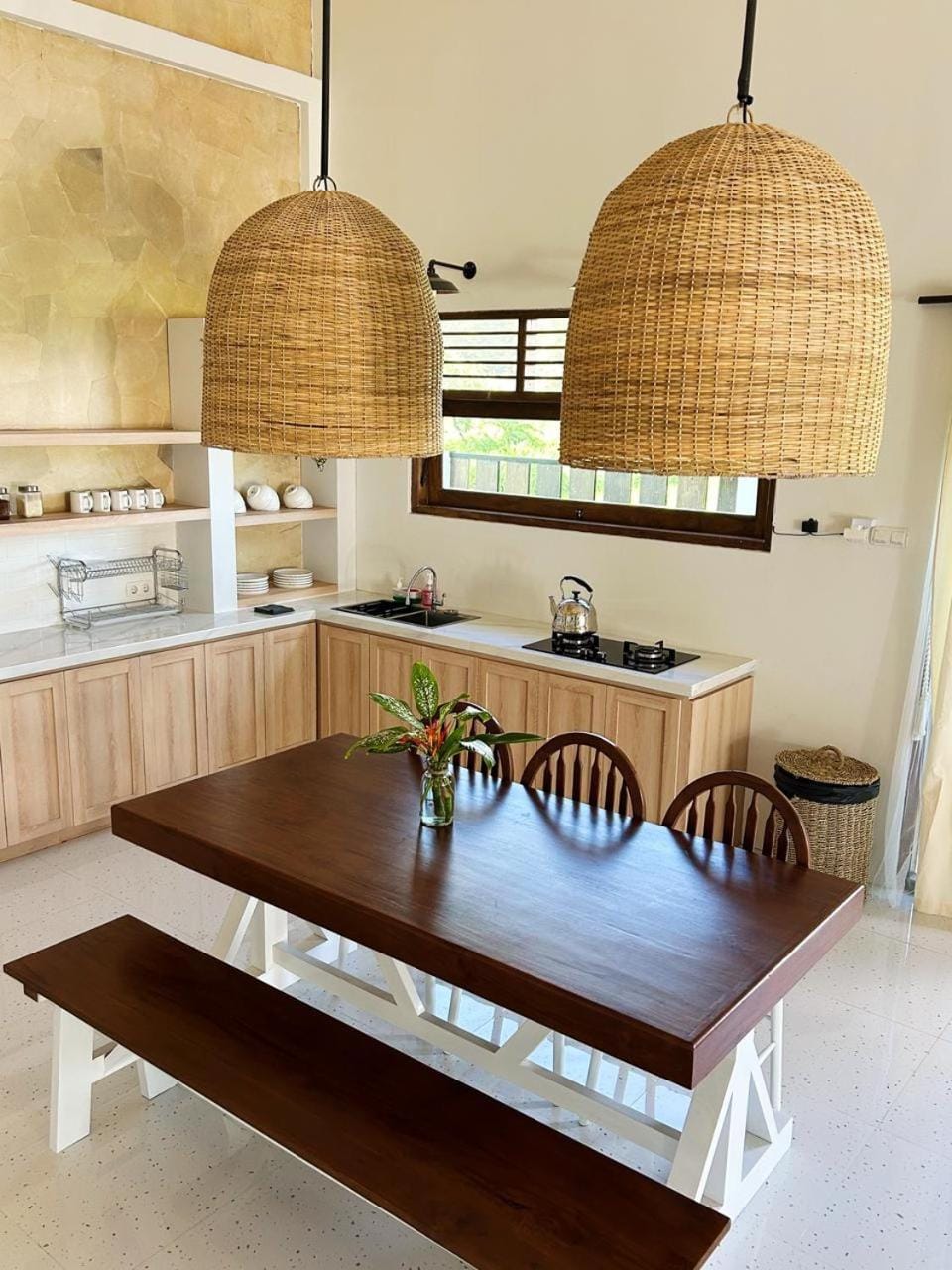 Kitchen or kitchenette, Dining area