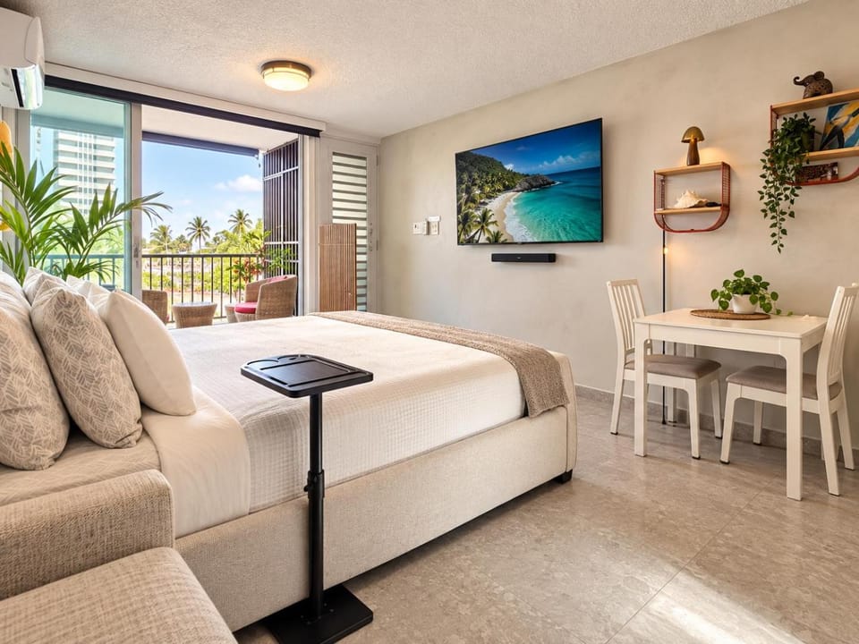 Bed, TV and multimedia, Living room, Dining area