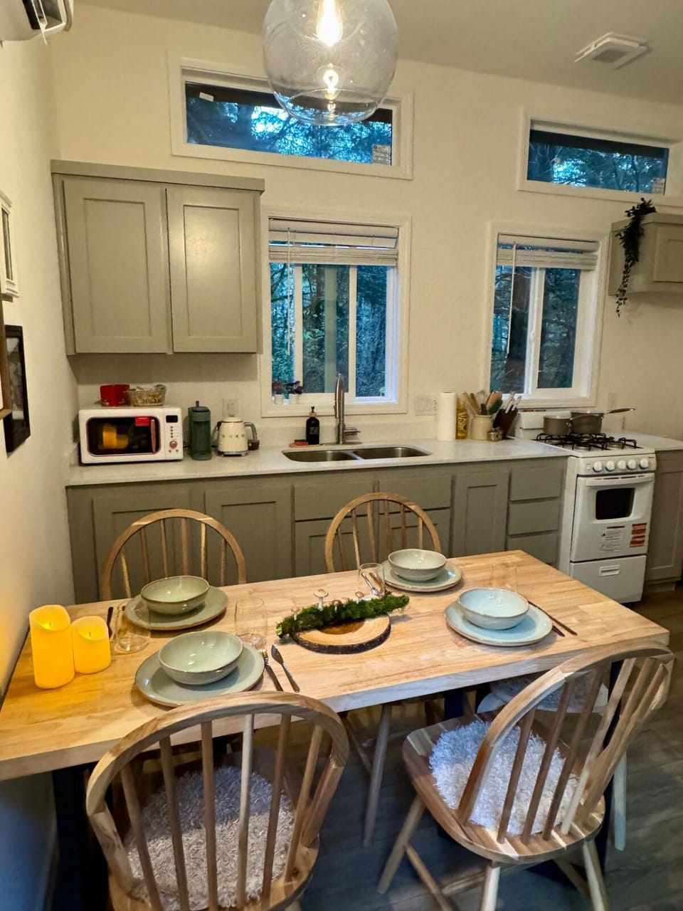 Kitchen or kitchenette, Dining area