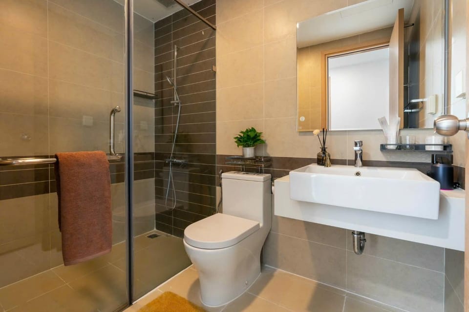 Shower, Toilet, Bathroom, bidet, towels