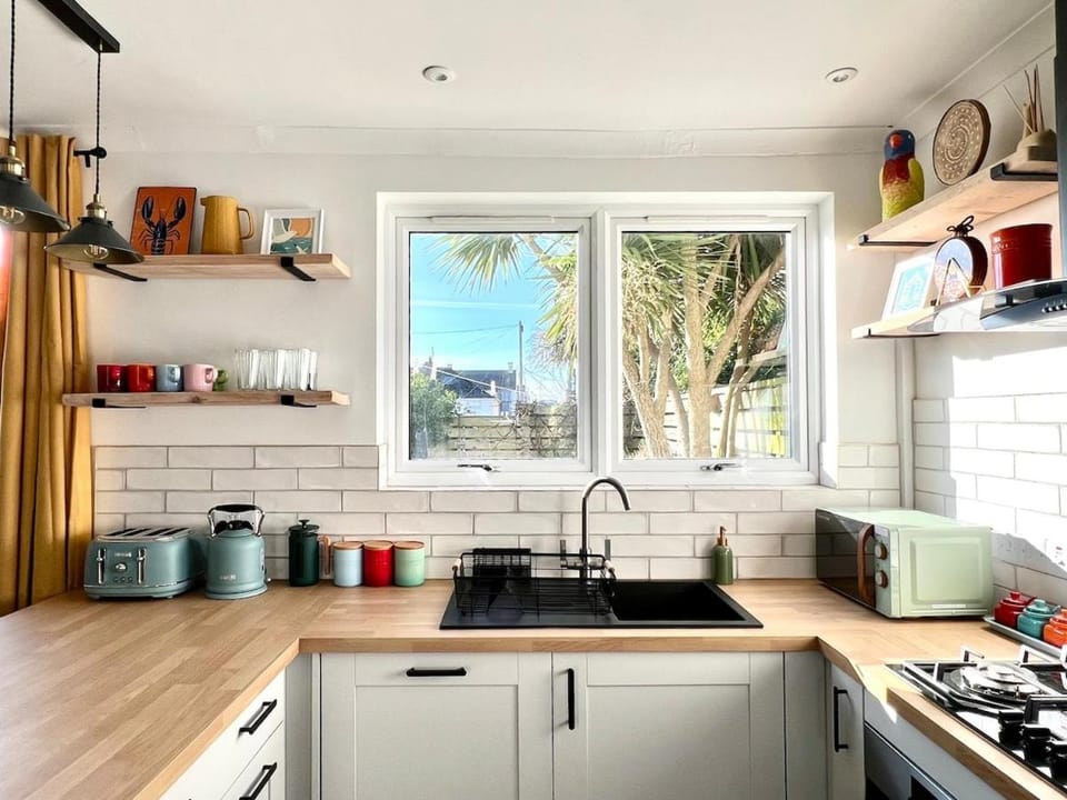 3-Bedroom Holiday Home, Newquay with Garden & Parking - 150 Steps to the Beach! House in Newquay