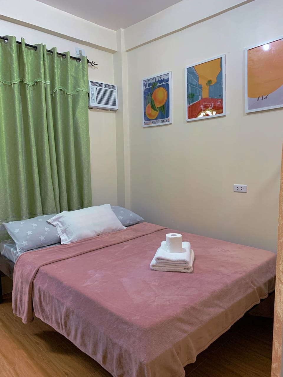 Bed, towels