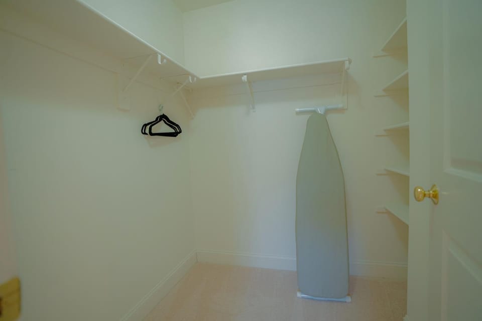 Stay Together Near DC - Spacious 5BR Home Sleeps 16 or more Bed and Breakfast in Arlington